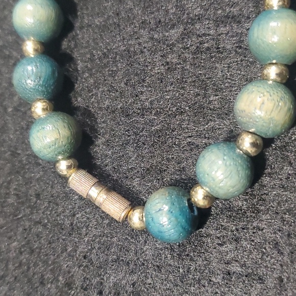 4 Piece White, Turquoise, Blue/Green Beaded necklace Lot - Picture 4 of 6